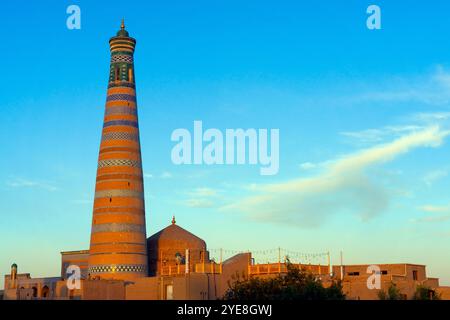 Minareto più alto; Khiva; le migliori vedute; Minareto Islam Hoja; Khan di Khiva; Khiva; Xiva; Xiveh; Uzbekistan; Asia; Asia centrale; patrimonio mondiale dell'UNESCO; cit Foto Stock