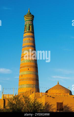 Minareto più alto; Khiva; le migliori vedute; Minareto Islam Hoja; Khan di Khiva; Khiva; Xiva; Xiveh; Uzbekistan; Asia; Asia centrale; patrimonio mondiale dell'UNESCO; cit Foto Stock