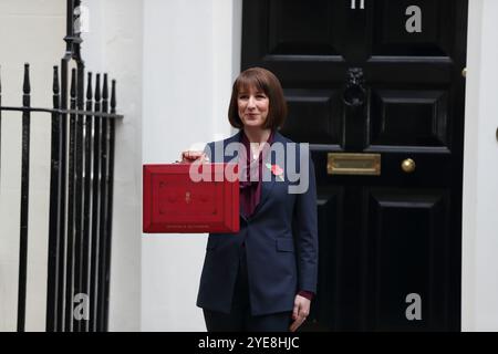 Londra, Regno Unito, 30 ottobre 2024. Rachel Reeves, Cancelliere dello Scacchiere lascia Downing Street n. 11 per presentare al parlamento il tanto atteso primo bilancio laburista. Crediti: Uwe Deffner/Alamy Live News Foto Stock