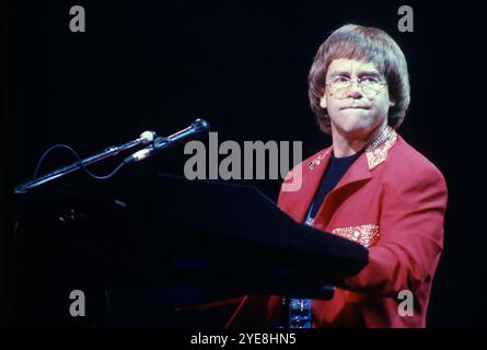 Il cantante e musicista inglese Sir Elton John si esibisce dal vivo a Bruxelles nel 1992 | le chanteur et musicien anglmais Sir Elton John en Concert à Fores Foto Stock