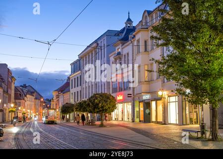 Abend, Einkaufstraße Hauptstraße, Brandeburgo, Deutschland *** sera, via dello shopping Hauptstraße, Brandeburgo, Germania Foto Stock