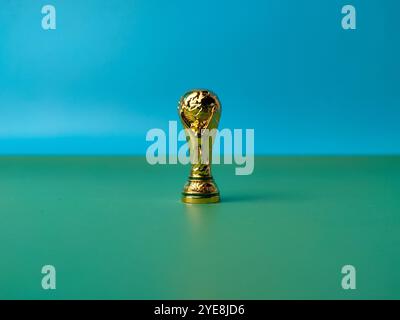 Coppa del mondo di primo piano su sfondo verde e blu. Foto Stock