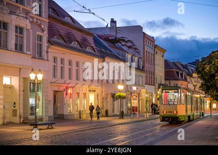 Abend, Einkaufstraße Hauptstraße, Brandeburgo, Deutschland *** sera, via dello shopping Hauptstraße, Brandeburgo, Germania Foto Stock