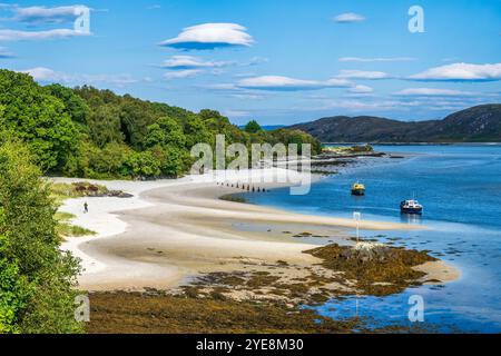 Vista verso il basso sulle Silver Sands di Morar, una spiaggia di sabbia bianca arroccata accanto al fiume Morar a Lochaber, Highlands scozzesi, Scozia Foto Stock