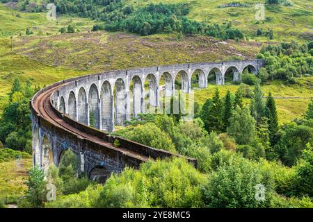 Vista elevata del viadotto di Glenfinnan sulla West Highland Line a Glenfinnan a Lochaber, Highlands scozzesi, Scozia Foto Stock