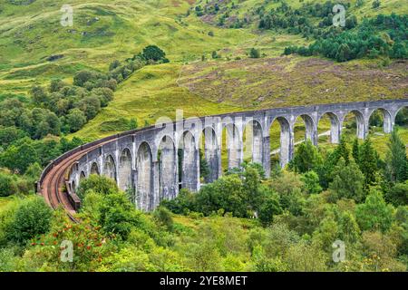 Vista elevata del viadotto di Glenfinnan sulla West Highland Line a Glenfinnan a Lochaber, Highlands scozzesi, Scozia Foto Stock