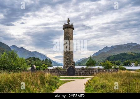 Il Glenfinnan Monument, che commemora l'ascesa giacobita del 1745, alla testa del Loch Shiel a Glenfinnan a Lochaber, Highlands scozzesi, Scozia Foto Stock