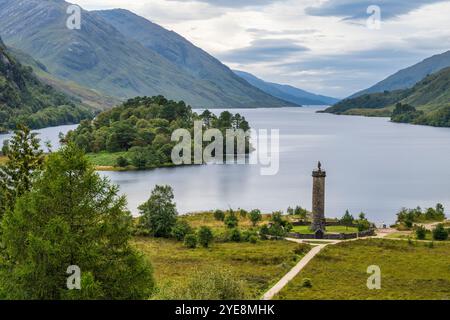 Vista dal basso sul monumento Glenfinnan alla testa di Loch Shiel dal punto panoramico di Glenfinnan a Lochaber, Highlands scozzesi, Scozia Foto Stock