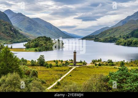 Vista dal basso sul monumento Glenfinnan alla testa di Loch Shiel dal punto panoramico di Glenfinnan a Lochaber, Highlands scozzesi, Scozia Foto Stock