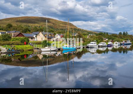 Barche ormeggiate sul canale Caledonian nel bacino sopra la scala di Nettuno a Banavie vicino a Fort William a Lochaber, Highlands scozzesi, Scozia Foto Stock