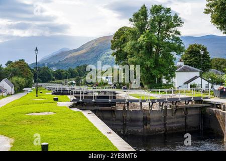 Chiusa superiore sulla scala di Nettuno, un volo di otto chiuse sul canale di Caledonia a Banavie, Fort William a Lochaber, Highlands scozzesi, Scozia Foto Stock