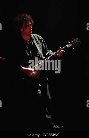 Robert Smith, cantante dei cure, esibendosi al London Astoria, 09 febbraio 2000 Foto Stock