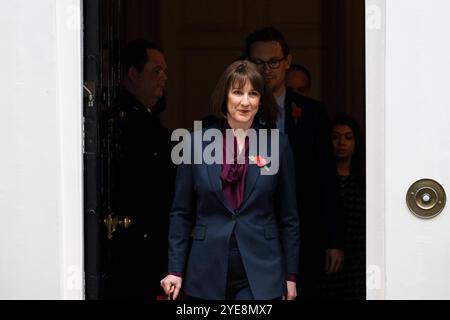 Londra, Regno Unito. 30 ottobre 2024. Rachel Reeves, Cancelliere dello Scacchiere, lascia Downing Street al numero 11, prima di pronunciare il suo primo discorso sul budget ai parlamentari della camera dei comuni. Crediti: Stephen Chung / Alamy Live News Foto Stock