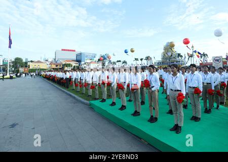 Phnom Penh, Cambogia. 30 ottobre 2024. La gente partecipa alla celebrazione del ventesimo anniversario dell'incoronazione del re cambogiano Norodom Sihamoni a Phnom Penh, Cambogia, 30 ottobre 2024. Mercoledì in Cambogia si è tenuto un raduno di massa per celebrare il ventesimo anniversario dell'incoronazione di re Norodom Sihamoni, che ha promosso il regno per la pace e il rapido sviluppo socio-economico negli ultimi due decenni. Crediti: Sovannara/Xinhua/Alamy Live News Foto Stock