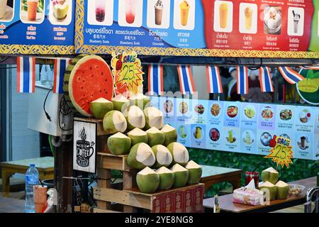 Negozio di frullati di frutta nel mercato ferroviario di Maeklong, Bangkok, Thailandia, Asia Foto Stock