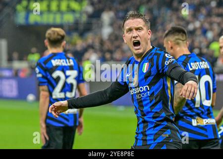 Milano, Italia. 27 ottobre 2024. Piotr Zielinski dell'Inter visto in azione durante la partita di calcio di serie A 2024/2025, tra Inter e Juventus allo Stadio Giuseppe Meazza. Punteggio finale: Inter 4:4 Juventus. (Foto di Tommaso Fimiano/SOPA Images/Sipa USA) credito: SIPA USA/Alamy Live News Foto Stock