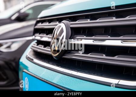 Primo piano di veicoli del produttore di automobili VW in una concessionaria Foto Stock