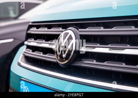 Primo piano di veicoli del produttore di automobili VW in una concessionaria Foto Stock