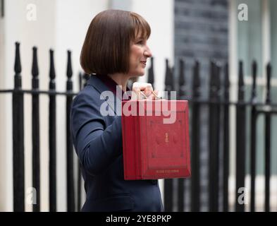 Downing Street, Londra, Regno Unito. 30 ottobre 2024. La Cancelliera dello Scacchiere Rachel Reeves lascia l'11 Downing Street e mostra il tradizionale caso rosso alla stampa assemblata prima di presentare il suo piano di bilancio al Parlamento, il primo bilancio presentato nel Regno Unito da una Cancelliera donna. Crediti: Malcolm Park/Alamy Live News Foto Stock