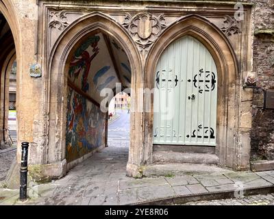 L'arcata medievale della chiesa di San Giovanni Battista su Broad Street. Bristol, Inghilterra, Regno Unito. 29 ottobre 2024. Foto Stock