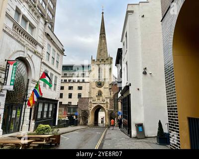 Guardando lungo Broad Street verso la chiesa di San Giovanni Battista e l'Arciotola medievale. Bristol, Inghilterra, Regno Unito. 29 ottobre 2024. Foto Stock