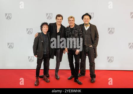 30.10.2024. Düsseldorf. Preis für Punk: Die Toten Hosen werden im Roncalli S Apollo Varieté mit dem Staatspreis des Landes Nordrhein-Westfalen geehrt. Düsseldorf Roncalli S Apollo Varieté Nordrhein-Westfalen Deutschland *** 30 10 2024 Düsseldorf Premio per Punk die Toten Hosen sono onorati a Roncalli S Apollo Varieté con il Premio di Stato dello Stato della Renania settentrionale-Vestfalia Düsseldorf Roncalli S Apollo Varieté Renania settentrionale-Vestfalia Germania Foto Stock