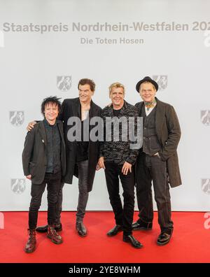 30.10.2024. Düsseldorf. Preis für Punk: Die Toten Hosen werden im Roncalli S Apollo Varieté mit dem Staatspreis des Landes Nordrhein-Westfalen geehrt. Düsseldorf Roncalli S Apollo Varieté Nordrhein-Westfalen Deutschland *** 30 10 2024 Düsseldorf Premio per Punk die Toten Hosen sono onorati a Roncalli S Apollo Varieté con il Premio di Stato dello Stato della Renania settentrionale-Vestfalia Düsseldorf Roncalli S Apollo Varieté Renania settentrionale-Vestfalia Germania Foto Stock