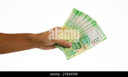 Mano che tiene diverse banconote russe rubli su uno sfondo bianco Foto Stock