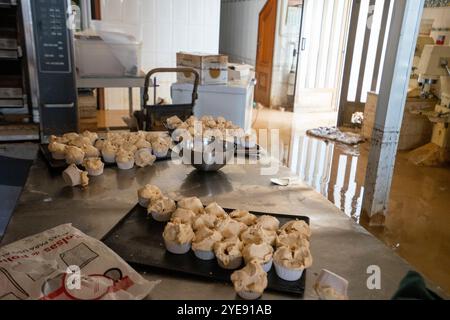 Alcudia, Valencia, Spagna. 30 ottobre 2024. Le gole e i fiumi di Valencia sono traboccati a causa delle piogge torrenziali e ho foto di persone che puliscono il fango nelle loro case. Crediti: Salva Garrigues/Alamy Live News Foto Stock