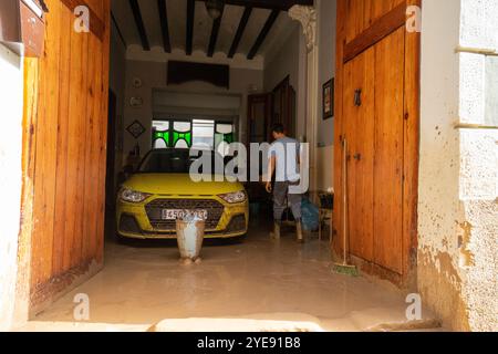 Alcudia, Valencia, Spagna. 30 ottobre 2024. Le gole e i fiumi di Valencia sono traboccati a causa delle piogge torrenziali e ho foto di persone che puliscono il fango nelle loro case. Crediti: Salva Garrigues/Alamy Live News Foto Stock