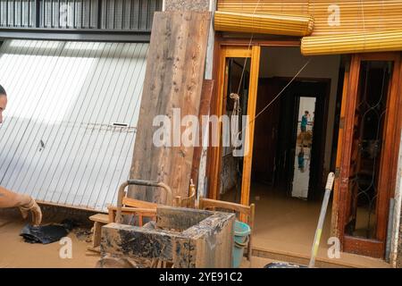 Alcudia, Valencia, Spagna. 30 ottobre 2024. Le gole e i fiumi di Valencia sono traboccati a causa delle piogge torrenziali e ho foto di persone che puliscono il fango nelle loro case. Crediti: Salva Garrigues/Alamy Live News Foto Stock