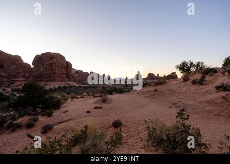 Una splendida vista delle rocce rosse durante l'ora d'oro nel Parco Nazionale degli Arches. Foto Stock