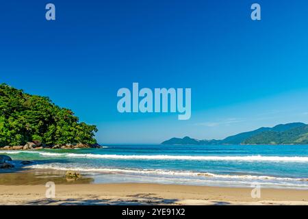 Montagne, foresta e mare sulla spiaggia di Castelhanos sull'isola di Ilhabela a San Paolo Foto Stock