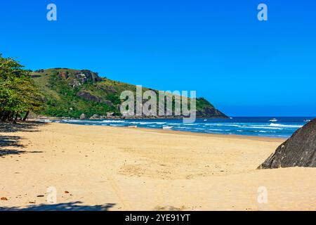 Giornata di sole alla spiaggia di Bonete sull'isola di Ilhabela sulla costa nord di San Paolo Foto Stock