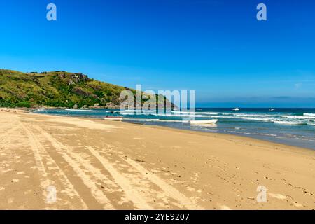 Mattinata di sole sulla spiaggia di Bonete sull'isola di Ilhabela sulla costa nord di San Paolo Foto Stock