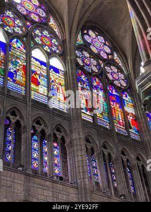 Vetrate interne della Basilica di Saint-Denis Foto Stock