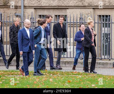 30.10.2024. Düsseldorf. Preis für Punk: Die Toten Hosen werden im Roncalli S Apollo Varieté mit dem Staatspreis des Landes Nordrhein-Westfalen geehrt. Hier: Auf auf dem Weg zur Preisverleihung. Düsseldorf Roncalli S Apollo Varieté Nordrhein-Westfalen Deutschland *** 30 10 2024 Düsseldorf Premio per Punk Die Toten Hosen sono onorati con il Premio di Stato della Renania settentrionale-Vestfalia presso Roncalli S Apollo Varieté qui sulla strada per la cerimonia di premiazione Düsseldorf Roncalli S Apollo Varieté Renania settentrionale-Vestfalia Germania Foto Stock