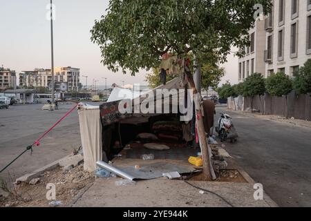 Beirut, Libano. 27 ottobre 2024. Una tenda improvvisata si vede sulla strada di Beirut. Mentre la guerra tra Israele e Hezbollah continua in Libano, più di 1, 2 milioni di persone sono state colpite e sfollate dalle loro case, una cifra secondo le autorità libanesi. I rifugi in diverse città sono saturi e molti che non hanno mezzi finanziari hanno optato per vivere per strada. (Immagine di credito: © Ashley Chan/SOPA Images via ZUMA Press Wire) SOLO PER USO EDITORIALE! Non per USO commerciale! Foto Stock