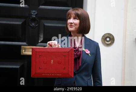 Rachel Reeves, cancelliera britannica dello Scacchiere, posa per le foto fuori dall'11 di Downing Street prima di presentare il suo bilancio al parlamento di Londra. Foto Stock