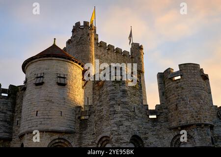 Storico castello di Gravensteen torrette a Gand, Belgio. Lo storico castello medievale di Gravensteen a Gand, Belgio. Conosciuto anche come il castello dei conti. Foto Stock