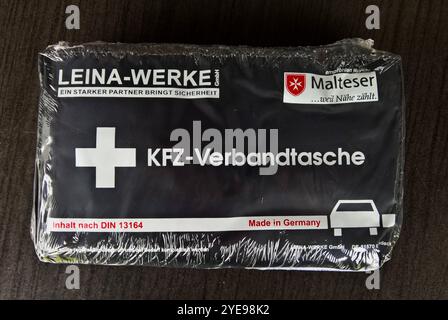 Leina-Werke GmbH, KFZ Verbandtasche bzw Verbandkasten, Inhalt nach DIN 13164 *** Leina Werke GmbH, borsa di pronto soccorso per auto o kit di pronto soccorso, contenuto a norma DIN 13164 Foto Stock