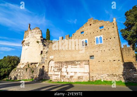 Mausoleo di Cecilia Metella - mausoleo cilindrico per la figlia di un console romano nell'antica via Appia, costruito da Appia Claudio Cazio, censore romano all'inizio del IV secolo a.C., specificamente per trasportare truppe fuori dalla piccola regione della grande Roma (IV secolo a.C.) - Roma, Italia Foto Stock