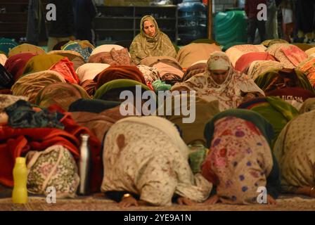 Srinagar, India. 29 ottobre 2024. Le donne eseguono le preghiere di Isha durante Shabkhani al santuario Sheikh-ul-Alam R.A. nello Sharief di Charari, Kashmir, il 29 ottobre 2024, in osservanza dell'annuale Urs. (Foto di Danish Showkat/Sipa USA) credito: SIPA USA/Alamy Live News Foto Stock