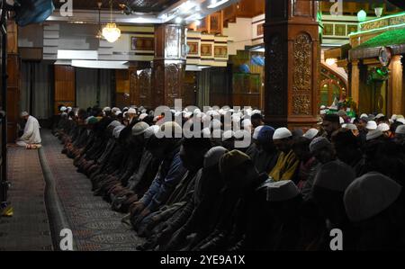 Srinagar, India. 29 ottobre 2024. Il 29 ottobre 2024, gli uomini si riunirono all'interno del santuario Sheikh-ul-Alam Ra nello Sharief di Charari per eseguire le preghiere Isha durante Shabkhani. (Foto di Danish Showkat/Sipa USA) credito: SIPA USA/Alamy Live News Foto Stock