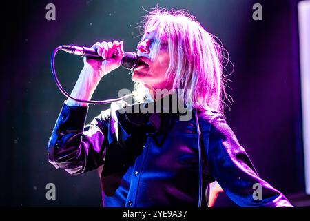 Milano Italia. 28 ottobre 2024. Il cantautore americano meglio conosciuto come il bassista, chitarrista e cantante della band alternative rock Sonic Youth KIM GORDON si esibisce dal vivo sul palco di Alcatraz durante il "The Collective Tour". Foto Stock