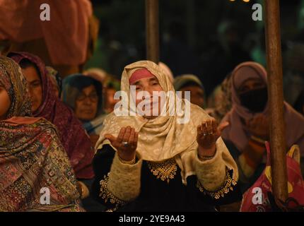 Srinagar, India. 29 ottobre 2024. Le donne alzano le mani in una preghiera sentita durante Shabkhani al santuario Sheikh-ul-Alam R.A. nello Sharief di Charari, Kashmir, il 29 ottobre 2024, alla vigilia dell'annuale Urs. (Foto di Danish Showkat/Sipa USA) credito: SIPA USA/Alamy Live News Foto Stock