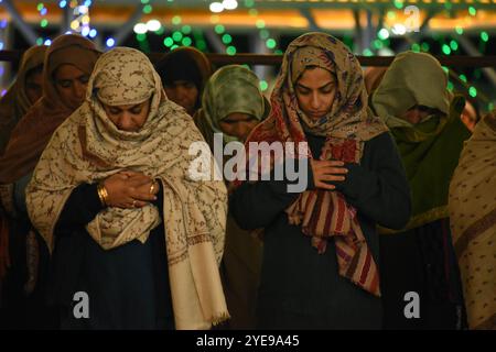 Srinagar, India. 29 ottobre 2024. Le donne eseguono le preghiere di Isha durante Shabkhani al santuario Sheikh-ul-Alam R.A. nello Sharief di Charari, Kashmir, il 29 ottobre 2024, in osservanza dell'annuale Urs. (Foto di Danish Showkat/Sipa USA) credito: SIPA USA/Alamy Live News Foto Stock