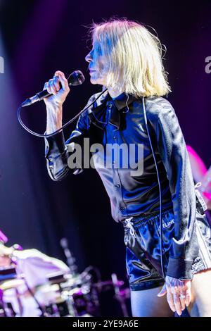 Milano Italia. 28 ottobre 2024. Il cantautore americano meglio conosciuto come il bassista, chitarrista e cantante della band alternative rock Sonic Youth KIM GORDON si esibisce dal vivo sul palco di Alcatraz durante il "The Collective Tour". Foto Stock