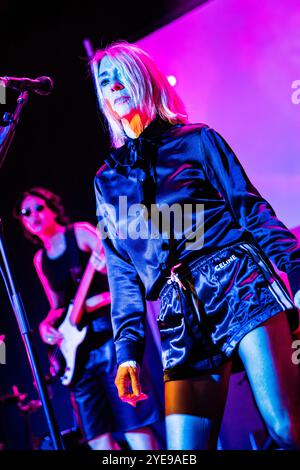 Milano Italia. 28 ottobre 2024. Il cantautore americano meglio conosciuto come il bassista, chitarrista e cantante della band alternative rock Sonic Youth KIM GORDON si esibisce dal vivo sul palco di Alcatraz durante il "The Collective Tour". Foto Stock