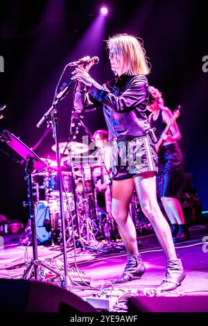 Milano Italia. 28 ottobre 2024. Il cantautore americano meglio conosciuto come il bassista, chitarrista e cantante della band alternative rock Sonic Youth KIM GORDON si esibisce dal vivo sul palco di Alcatraz durante il "The Collective Tour". Foto Stock